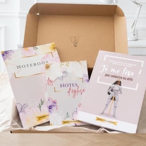 Peut inclure: Un coffret cadeau contenant trois carnets avec des motifs floraux et des accents dorés. L'un des carnets porte l'inscription "NOTEBOOK", un autre "NOTES d'église", et le troisième "Je me lève pour combattre les défis". La boîte est marron clair.