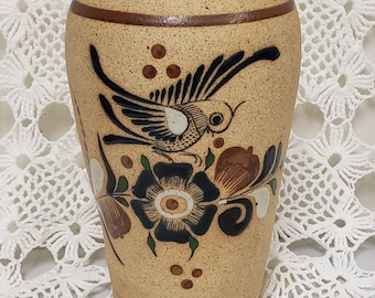 手描きの鳥と花のデザインが施された陶器の花瓶、トナラ（メキシコ）製、高さ8.5インチ、状態良好