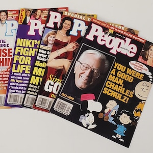 Peut inclure: Une collection de quatre magazines People weekly présentant divers articles de couverture, dont un hommage commémoratif à Charles Schulz avec Snoopy et Charlie Brown, un article sur Katie Couric et d'autres titres et photos d'actualité.