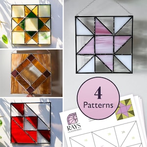 Op de afbeelding: Vier glas-in-lood ramen met geometrische patronen. De ramen zijn in verschillende kleuren, waaronder rood, roze, groen, geel, bruin en wit. De ramen hangen aan een witte muur. De afbeelding bevat ook een vel papier met een diagram van de patronen.