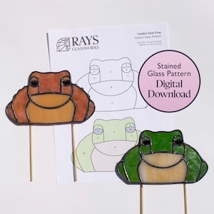 Könnte beinhalten: Zwei Gartenstecker aus Buntglas in Froschform, einer braun und einer grün, mit goldfarbenen Metallstäben. Im Hintergrund befindet sich eine digitale Download-Vorlage mit dem Text "Stained Glass Pattern Digital Download".