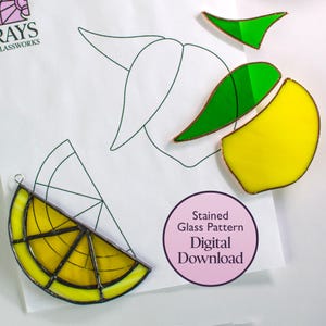 Op de afbeelding: Een glas-in-loodpatroon voor een citroenschijf, met een gele citroen, groene bladeren en zwarte lijnen. Het patroon is op een witte achtergrond met de tekst "Stained Glass Pattern Digital Download".