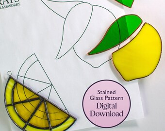 Puede incluir: Un patrón de vitral para una rodaja de limón, con un limón amarillo, hojas verdes y líneas negras. El patrón está sobre un fondo blanco con el texto "Stained Glass Pattern Digital Download".