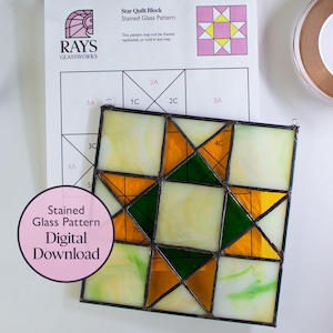 Op de afbeelding: Een glas-in-loodpatroon voor een stervormig quiltblok. Het patroon bestaat uit vierkanten en driehoeken in tinten groen, oranje en geel. Het patroon is gelabeld met nummers en letters. De tekst "Star Quilt Block Stained Glass Pattern" staat bovenaan de afbeelding. De tekst "Stained Glass Pattern Digital Download" staat onderaan de afbeelding.