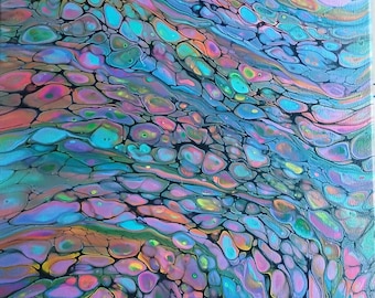 Pintura acrílica vertida con pinceladas, utilizando el negro como color de pincelada, con acabados metálicos.