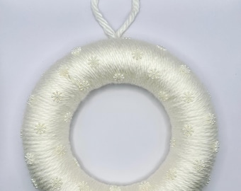 Cream Chunky Yarn Snowflake Wreath  |  Handmade  |  Cream Wool  |  25.5cm Wreath  |  Xmas Decoration  |  Christmas Gift  |  Winter