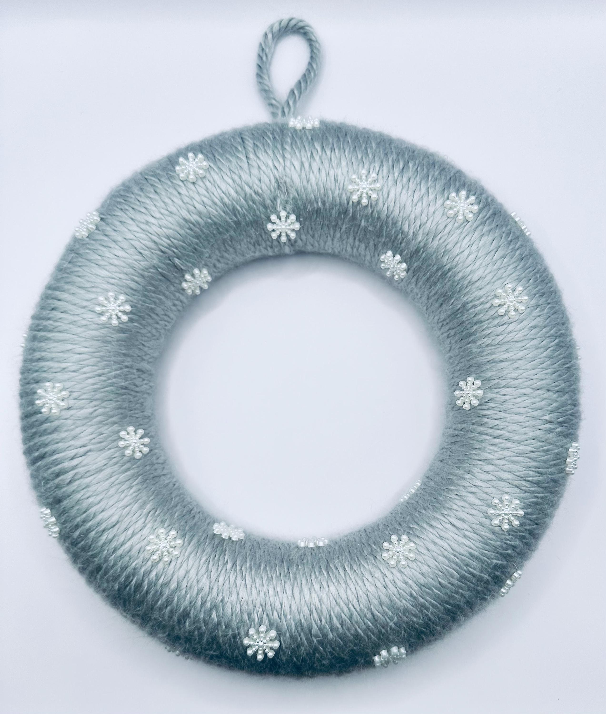 Grey Chunky Yarn Snowflake Wreath  |  Handmade  | Gray Wool  |  25.5cm Wreath  |  Xmas Decoration  |  Christmas Gift  |  Winter