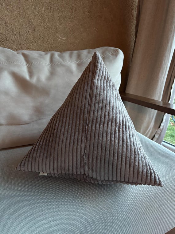 Pyramiden Kissen 40x40 - Handgenähtes Dekokissen für Sofa & Reisen - Modernes Sofakissen Handmade