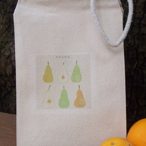 Puede incluir: Una bolsa de lona blanca con un dise&ntilde;o de peras y la palabra "PEARS" impresa en la parte delantera. La bolsa tiene un asa de cuerda blanca.