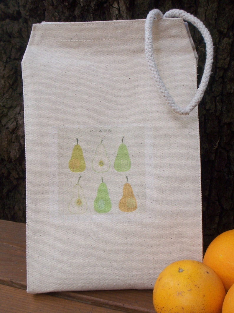 Puede incluir: Una bolsa de lona blanca con un dise&ntilde;o de peras y la palabra "PEARS" impresa en la parte delantera. La bolsa tiene un asa de cuerda blanca.