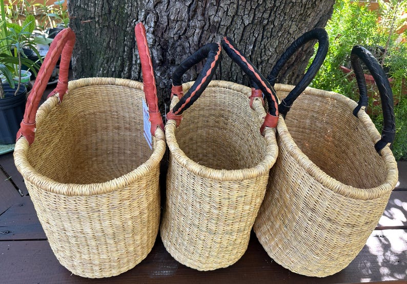 Puede incluir: Tres cestas cil&iacute;ndricas altas tejidas con fibras naturales de color tostado claro. Cada cesta cuenta con un asa resistente unida al borde. Una cesta tiene un asa de color marr&oacute;n rojizo, mientras que las otras dos tienen asas negras.