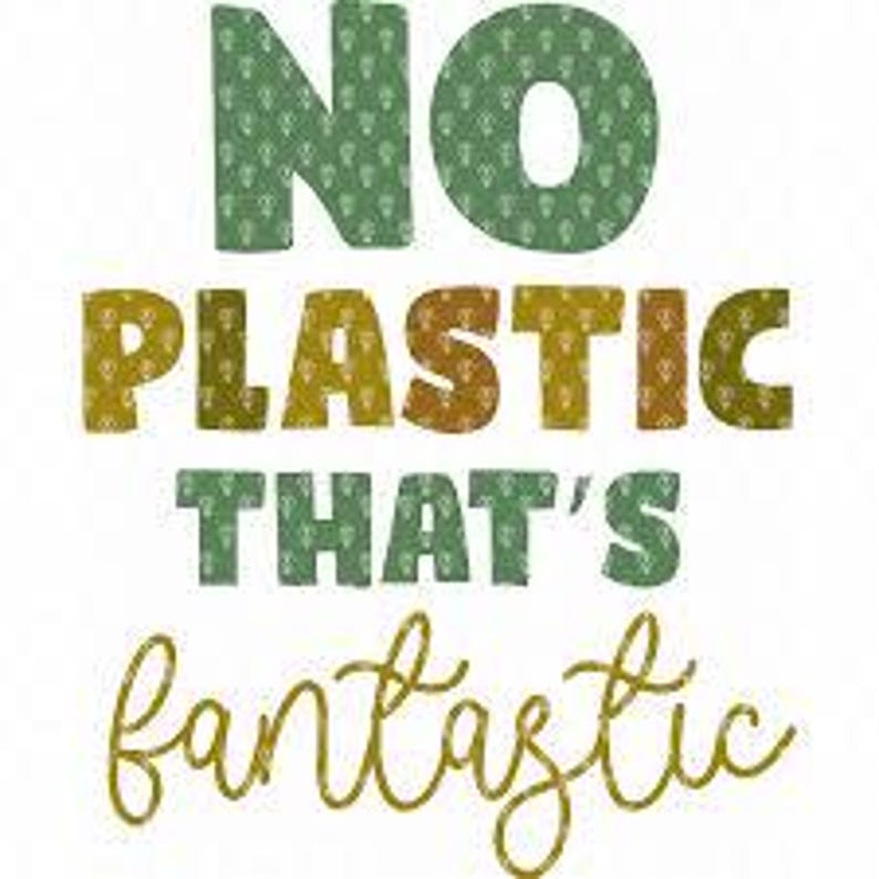 Puede incluir: Texto verde y dorado sobre un fondo blanco que dice "No Plastic That's Fantastic".