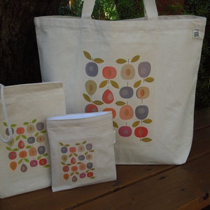 Puede incluir: Tres bolsas de lona con un patr&oacute;n geom&eacute;trico de c&iacute;rculos y hojas de colores. La bolsa m&aacute;s grande tiene un fondo blanco y las bolsas m&aacute;s peque&ntilde;as tienen un fondo crema.