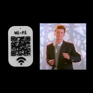 Op de afbeelding: Een witte Wi-Fi QR-codeplaat met de tekst "Wi-Fi" boven de QR-code en een Wi-Fi-symbool eronder. De afbeelding bevat ook een man in een zwarte blazer en gestreept overhemd.