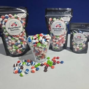 Gevriesdroogde frites met wilde bessen, fruitige knapperige snoepsnack