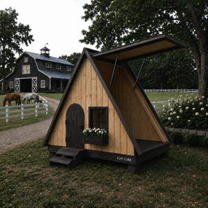 Può includere: Una cuccia per cani in legno a forma di A con finiture e porta nere. La cuccia ha un piccolo portico con gradini, una finestra e una fioriera. Il tetto è incernierato e può essere aperto. Le parole "LUX CUBE" sono stampate sulla base.