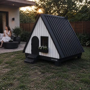 Può includere: Cuccia per cani a forma di A con tetto in metallo nero e finiture nere. La casa ha un esterno bianco con una piccola porta e finestra. Una fioriera con fiori bianchi è sotto la finestra. Le parole "LUX CUBE" sono stampate sulla base.