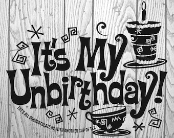 Può includere: Grafica in bianco e nero con il testo "It's My Unbirthday!" e il testo "Let's all congratulate us with another cup of tea." Il design presenta una torta con una candela, una tazza da tè e stelle.