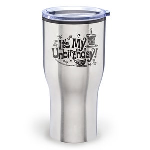 Op de afbeelding: Een zilveren roestvrijstalen beker met een zwart deksel en een zwarte afbeelding met de tekst "It's My Unbirthday!" met een theekopje en taartontwerp.