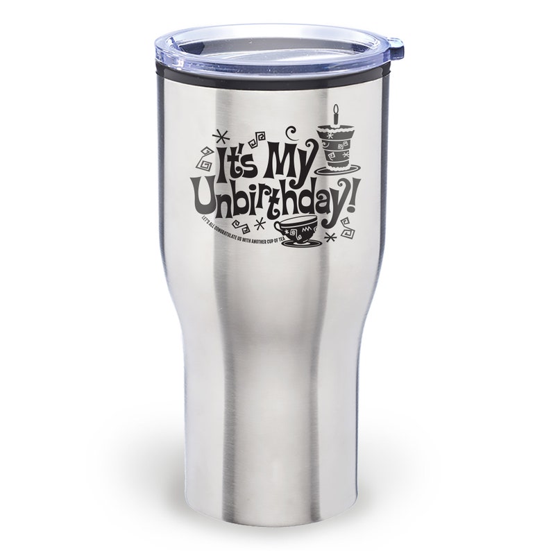 Op de afbeelding: Een zilveren roestvrijstalen beker met een zwart deksel en een zwarte afbeelding met de tekst "It's My Unbirthday!" met een theekopje en taartontwerp.