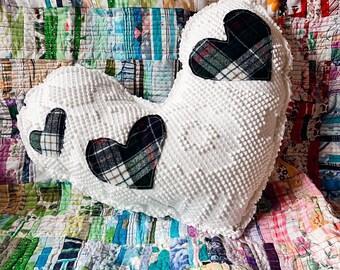 Plaid fait à la main upcycled accent coeur oreiller vintage couverture chenille blanche Saint-Valentin retravaillé shabby chic