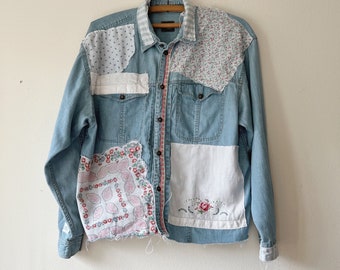 upcycled floral reelaborado patchwork manga larga denim jean camisa tamaño S/M Edgy Reciclado angustiado Único en su tipo hecho a mano