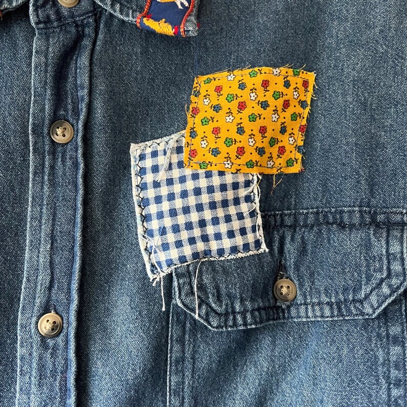 upcycled hongo floral reelaborado patchwork manga larga denim jean camisa tamaño L Edgy Reciclado angustiado Único en su tipo hecho a mano imagen 7