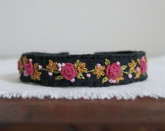 Bracelet de manchette de broderie rose rose à la main, bracelet de manchette d'art textile, art portable, bracelet en tissu réglable, cadeau pour les femmes, fait à la main aux États-Unis