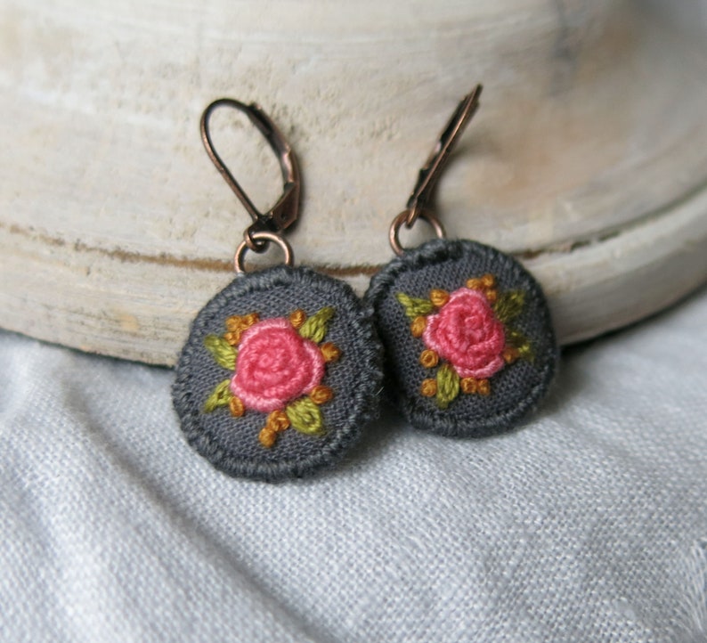 Boucle d'oreille pendante florale rose rose, boucle d'oreille goutte de broderie florale à la main, sans nickel de plomb, bijoux de style Boho, cadeau pour maman, cadeau pour elle image 3