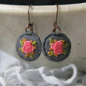 Boucle d'oreille pendante florale rose rose, boucle d'oreille goutte de broderie florale à la main, sans nickel de plomb, bijoux de style Boho, cadeau pour maman, cadeau pour elle image 2