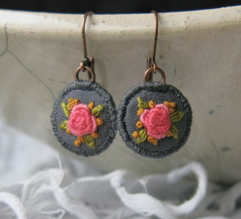 Boucle d'oreille pendante florale rose rose, boucle d'oreille goutte de broderie florale à la main, sans nickel de plomb, bijoux de style Boho, cadeau pour maman, cadeau pour elle image 2