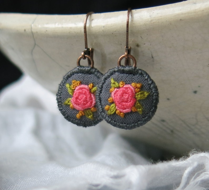 Boucle d'oreille pendante florale rose rose, boucle d'oreille goutte de broderie florale à la main, sans nickel de plomb, bijoux de style Boho, cadeau pour maman, cadeau pour elle image 1