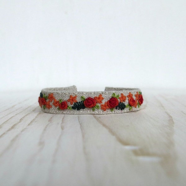Floral Manschette Armband - rot und Orange Rosen auf Naturleinen - handbestickt - Textile Kunst Schmuck - Handarbeit siderischer