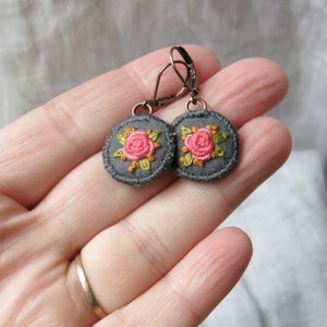 Boucle d'oreille pendante florale rose rose, boucle d'oreille goutte de broderie florale à la main, sans nickel de plomb, bijoux de style Boho, cadeau pour maman, cadeau pour elle image 6