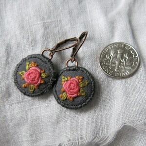 Boucle d'oreille pendante florale rose rose, boucle d'oreille goutte de broderie florale à la main, sans nickel de plomb, bijoux de style Boho, cadeau pour maman, cadeau pour elle image 5