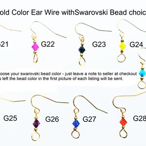 K&ouml;nnte beinhalten: Ohrringe mit goldfarbenem Ohrdraht und Swarovski-Perlenauswahl. Die Ohrringe haben verschiedenfarbige Perlen, darunter rosa, lila, gelb, gr&uuml;n, blau und rot. Der Text auf dem Bild lautet: "Sie k&ouml;nnen Ihre Swarovski-Perlenfarbe w&auml;hlen."