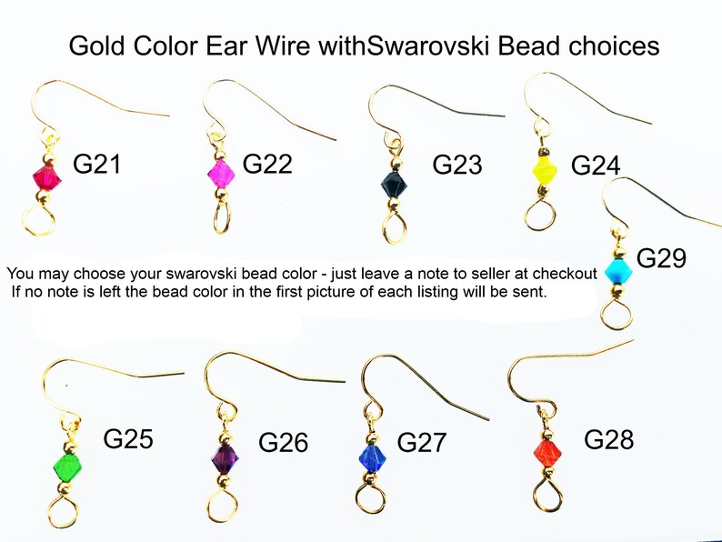 K&ouml;nnte beinhalten: Ohrringe mit goldfarbenem Ohrdraht und Swarovski-Perlenauswahl. Die Ohrringe haben verschiedenfarbige Perlen, darunter rosa, lila, gelb, gr&uuml;n, blau und rot. Der Text auf dem Bild lautet: "Sie k&ouml;nnen Ihre Swarovski-Perlenfarbe w&auml;hlen."