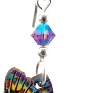K&ouml;nnte beinhalten: Einzelner Ohrring mit Schmetterlingsdesign. Der Schmetterlingsfl&uuml;gel ist in Gelb-, Blau- und Lilat&ouml;nen bemalt. &Uuml;ber dem Schmetterlingsfl&uuml;gel h&auml;ngt eine facettierte blaue und lila Kristallperle.