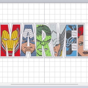 Puede incluir: Un parche bordado con la palabra "MARVEL" escrita en letras de colores. Cada letra presenta un personaje de superhéroe de Marvel diferente, incluyendo Iron Man, Capitán América, Hulk, Thor, Black Panther y Black Widow.