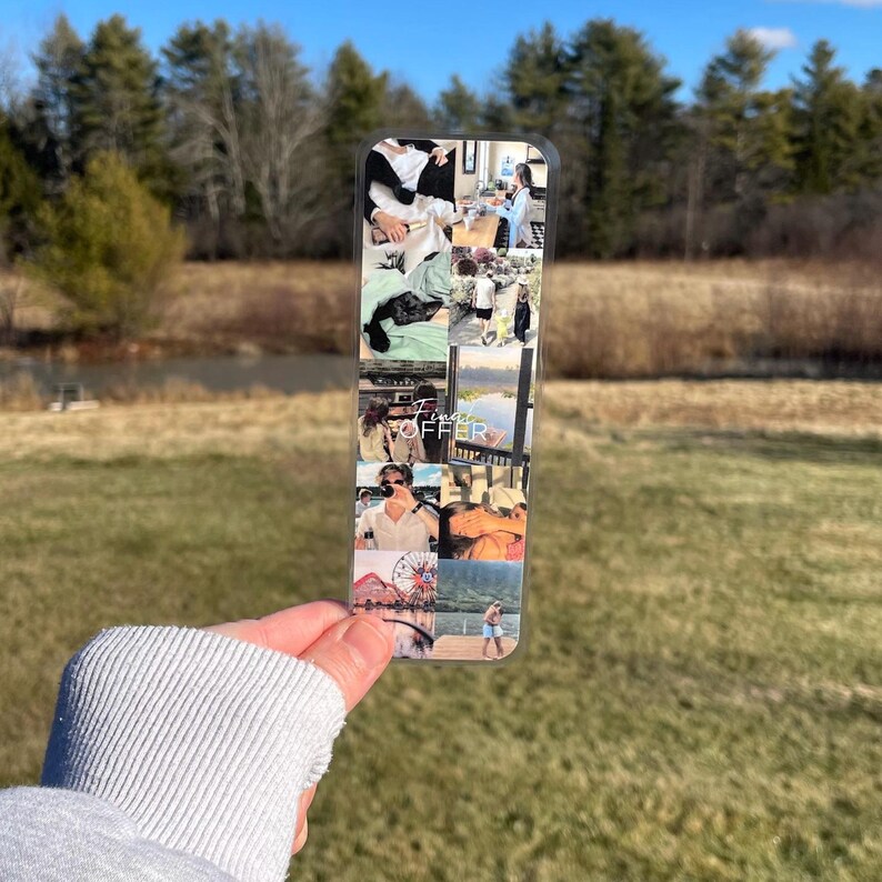 Pu&ograve; includere: Un segnalibro di plastica trasparente con un collage di foto. Le foto mostrano una coppia in diverse localit&agrave;, tra cui un lago, una ruota panoramica e una strada cittadina. Il testo "Fine Offer" &egrave; stampato sul segnalibro.
