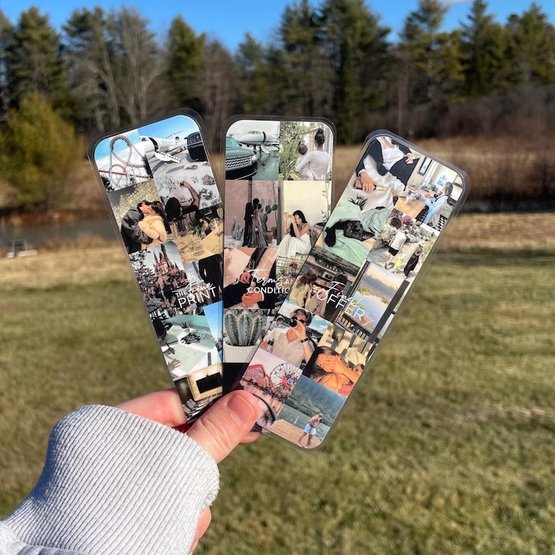 Pu&ograve; includere: Tre segnalibri in plastica trasparente con immagini di collage. I segnalibri presentano una variet&agrave; di immagini, tra cui destinazioni di viaggio, scene naturali e persone. Il testo sui segnalibri recita "The Fine Print", "Terms & Conditions" e "Free Offer".