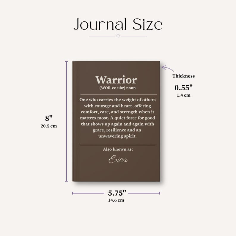 Op de afbeelding: Een bruin dagboek met witte tekst die het woord Warrior definieert, met een hoogte van 20,5 cm, een breedte van 14,6 cm en een dikte van 1,4 cm. De tekst luidt: Warrior (WOR-ee-uhr) noun. One who carries the weight of others. Also known as: Erica.