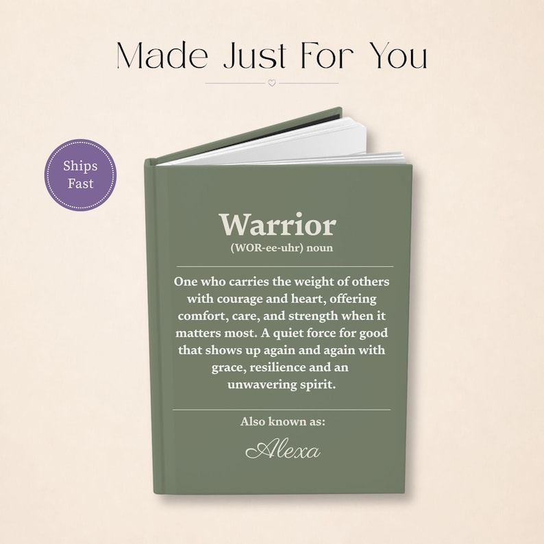 Op de afbeelding: Een saliegroen hardcover boek met een woordenboekdefinitie van het woord Warrior. De tekst bevat de fonetische uitspraak, een beschrijvende definitie en de naam Alexa onder het kopje Also known as.