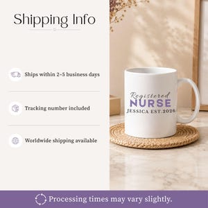 Puede incluir: Una taza de cer&aacute;mica blanca con el texto Registered NURSE en una combinaci&oacute;n de letras cursivas y de imprenta en negro y morado, junto con el nombre JESSICA y el texto EST.2026 en negro. La taza tiene un asa curva y descansa sobre un posavasos redondo.