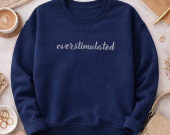 刺繍入りADHDスウェットシャツ、ニューロダイバーシティ、クルーネックプルオーバー、快適な着心地、ユーモア、メンタルヘルス、不安症啓発アパレル、ギフトアイデア