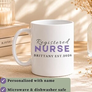 Puede incluir: Una taza de cer&aacute;mica blanca con el texto Registered NURSE en morado y negro, incluyendo un nombre personalizado y el a&ntilde;o EST.2026. El dise&ntilde;o se muestra en varias tazas, exhibiendo variantes como Pediatric NURSE y Cardiology NURSE.