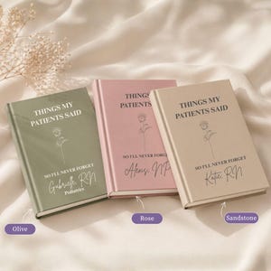 Pu&ograve; includere: Tre quaderni con copertina rigida nei colori oliva, rosa e arenaria. Ognuno presenta il testo "THINGS MY PATIENTS SAID" e "SO I'LL NEVER FORGET" sopra un disegno al tratto di una rosa. Le copertine sono personalizzate con nomi e titoli come "Gabrielle, RN, Pediatrics", "Alexis, NP" e "Katie, RN".