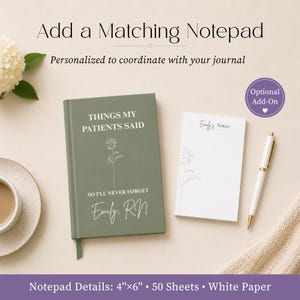 以下が含まれることがあります： 「THINGS MY PATIENTS SAID SO I'LL NEVER FORGET Emily, RN」の文字とバラの線画が描かれたセージグリーンのジャーナル、バラのグラフィックと「Emily's Notes」が記された白いメモ帳、白いペン、10.16cm x 15.24cmのメモ帳の詳細情報。