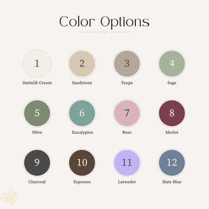 K&ouml;nnte beinhalten: Eine Farbpalette mit zw&ouml;lf Farboptionen, die in nummerierten Kreisen angezeigt werden. Zu den Farben geh&ouml;ren Oatmilk Cream, Sandstone, Taupe, Sage, Olive, Eucalyptus, Rose, Merlot, Charcoal, Espresso, Lavender und Slate Blue. Der Text "Color Options" steht oben.