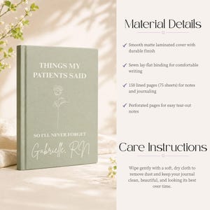 Pu&ograve; includere: Un diario verde salvia con copertina opaca liscia, decorato con una rosa a linee bianche e il testo: THINGS MY PATIENTS SAID, SO I'LL NEVER FORGET, Gabrielle, RN. Include 150 pagine a righe, una rilegatura cucita piatta e fogli perforati.